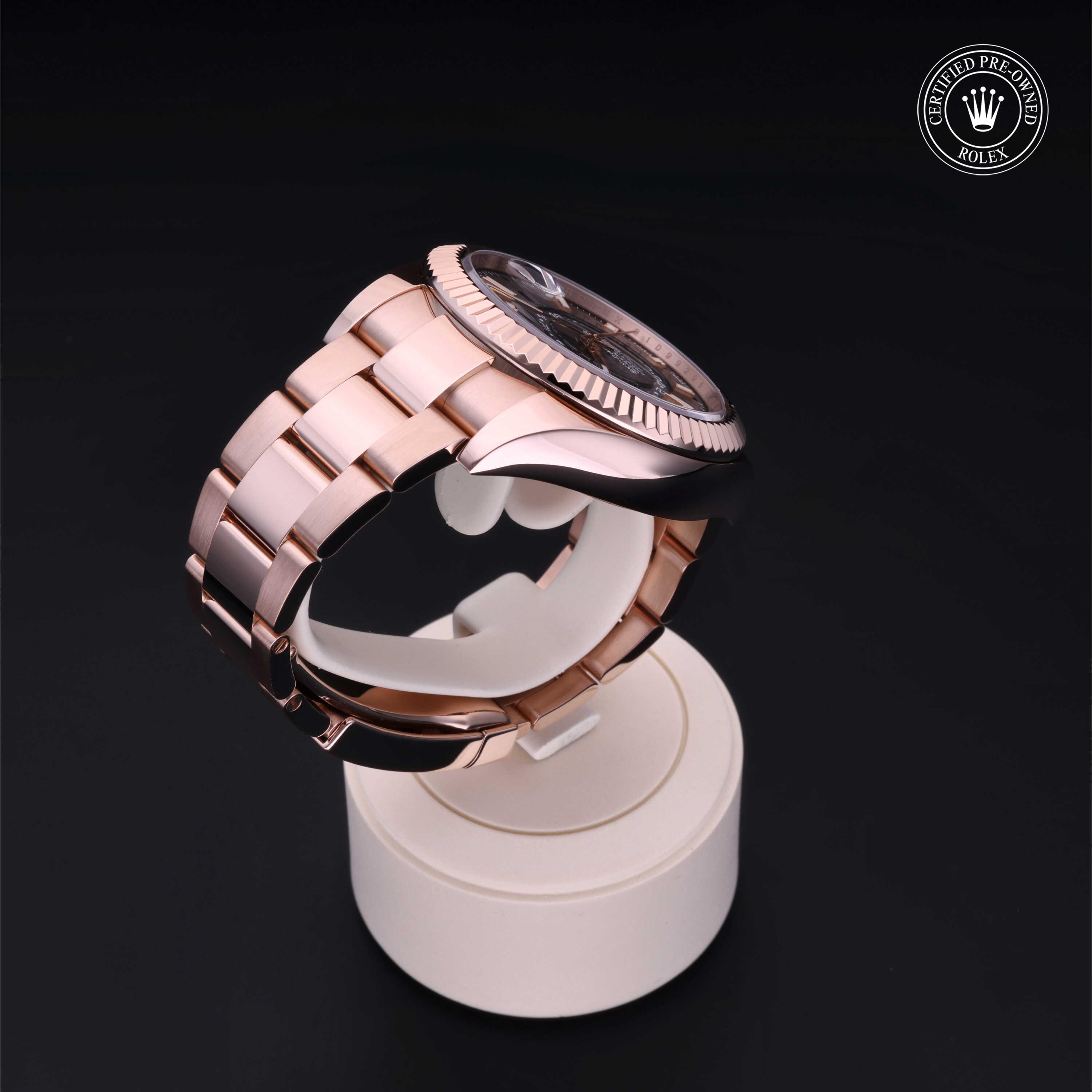 Sky-Dweller Rolex Certified Pre-Owned 2020, 42 mm, Gold 18 Carat Red
Reference: 326935